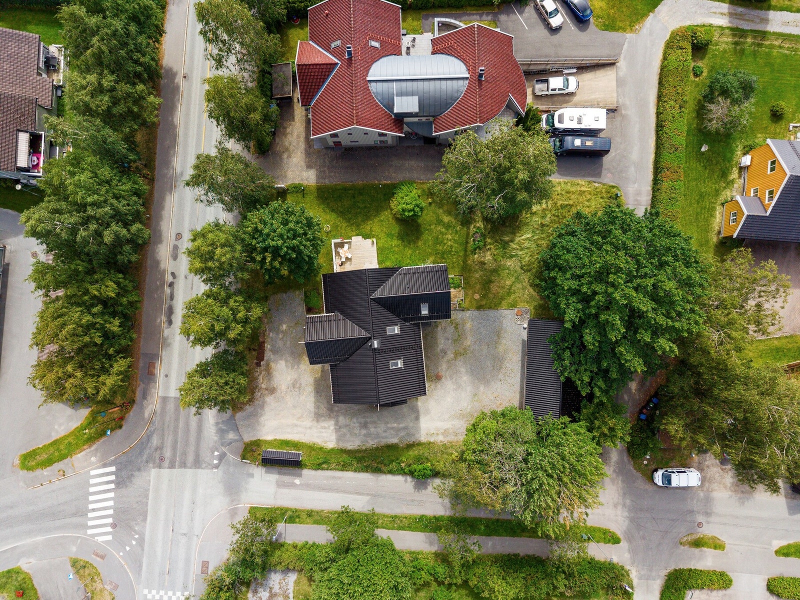 Garasjen består av en biloppstillingsdel på ca. 33 kvm og en isolert verksteddel på ca. 27 kvm, som gir mange praktiske bruksområder. Galleribilde