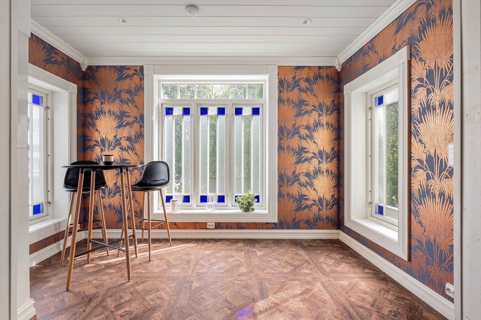 Det første som møter deg i 2. etasje er denne hyggelige sonen, med flere vindusflater som slipper inn godt med dagslys. Galleribilde