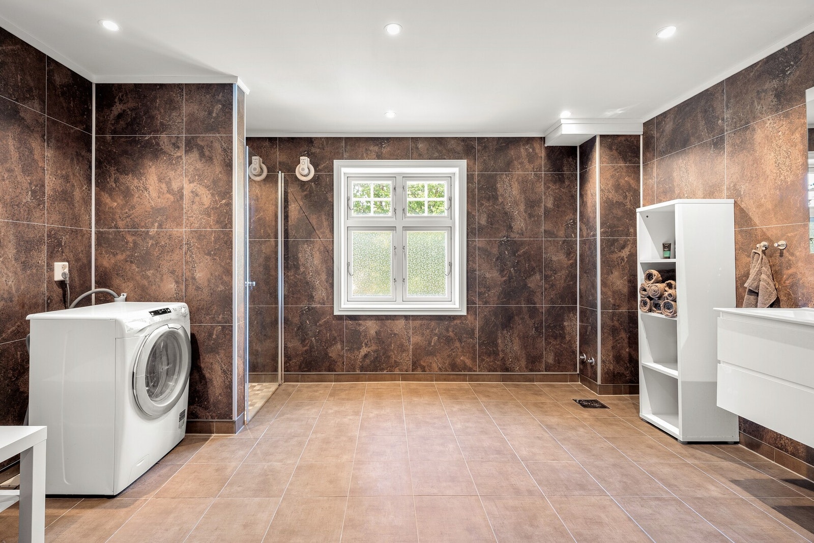 Badet er fra 2017 og har en romslig utforming med flislagt gulv og elektriske varmekabler. Galleribilde