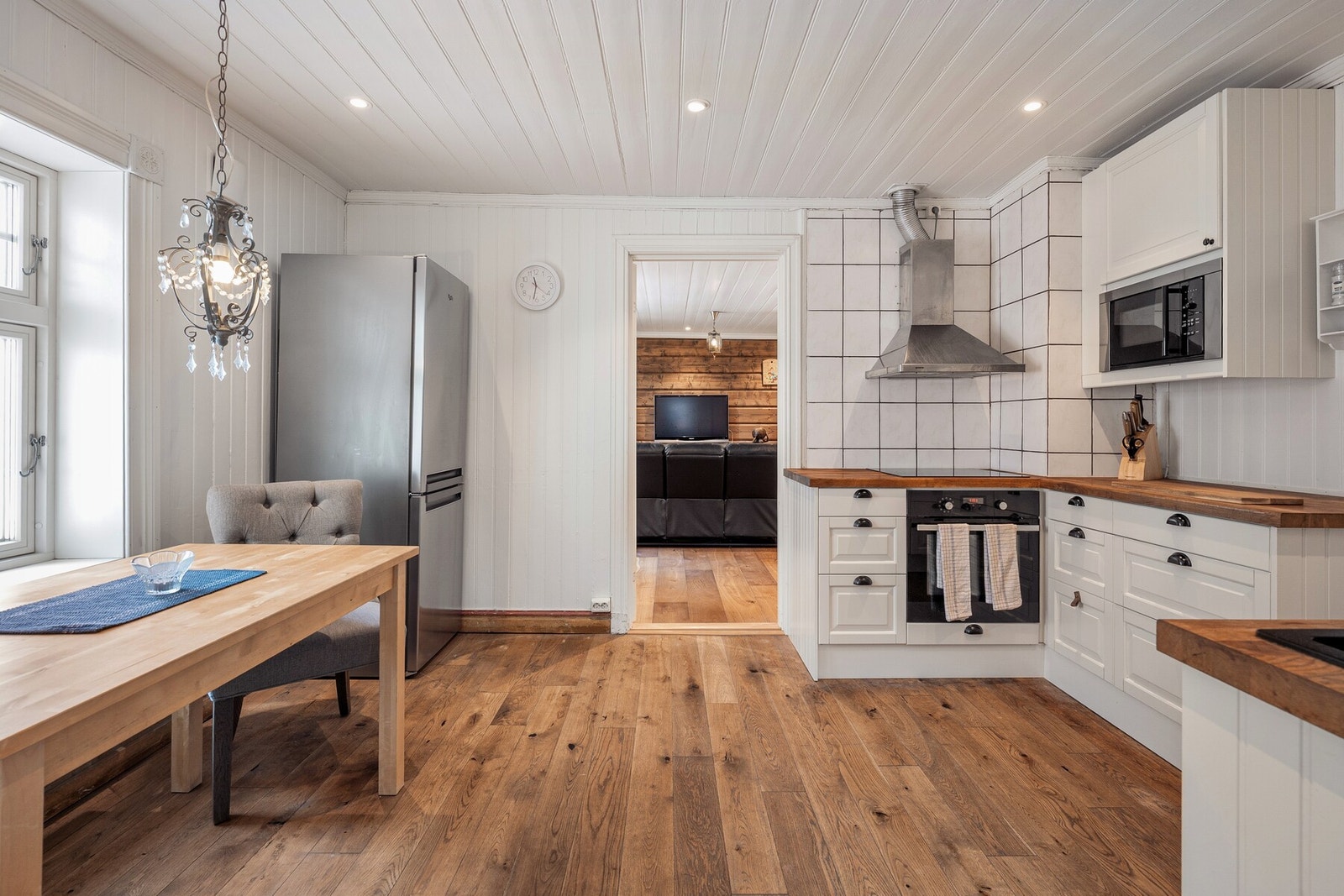 Kjøkkenet er utstyrt med oppvaskmaskin, platetopp, mikrobølgeovn og stekeovn. Galleribilde