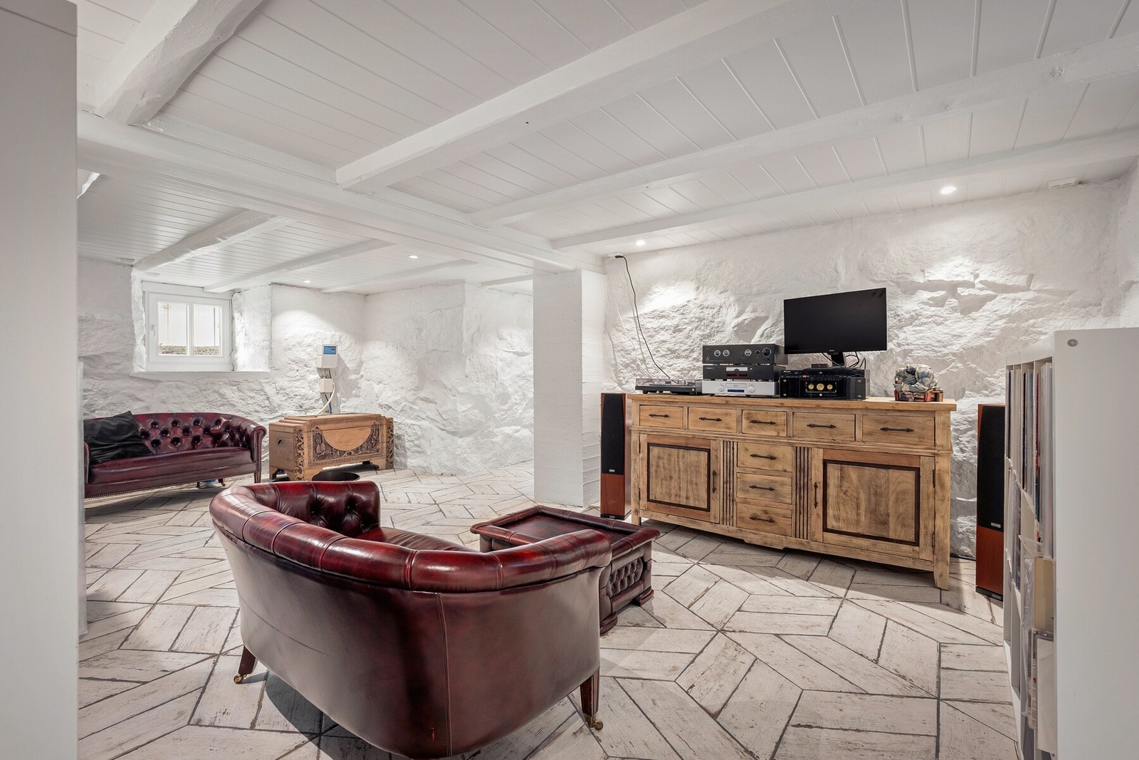 Kjelleren byr på en svært stemningsfull kjellerstue med et helt eget uttrykk. Galleribilde