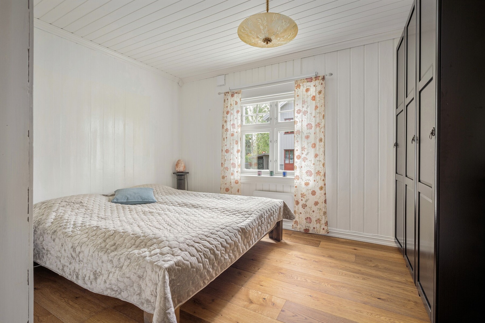 Første etasje inneholder to soverom med gode møbleringsmuligheter. Galleribilde