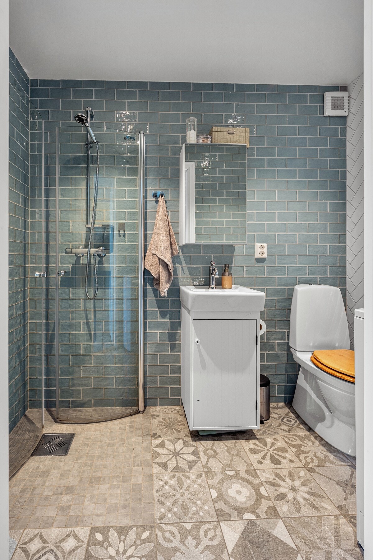 Badet er fra 2017 og har flislagte overflater, elektriske varmekabler, servant, toalett, dusjløsning og opplegg for vaskemaskin. Galleribilde