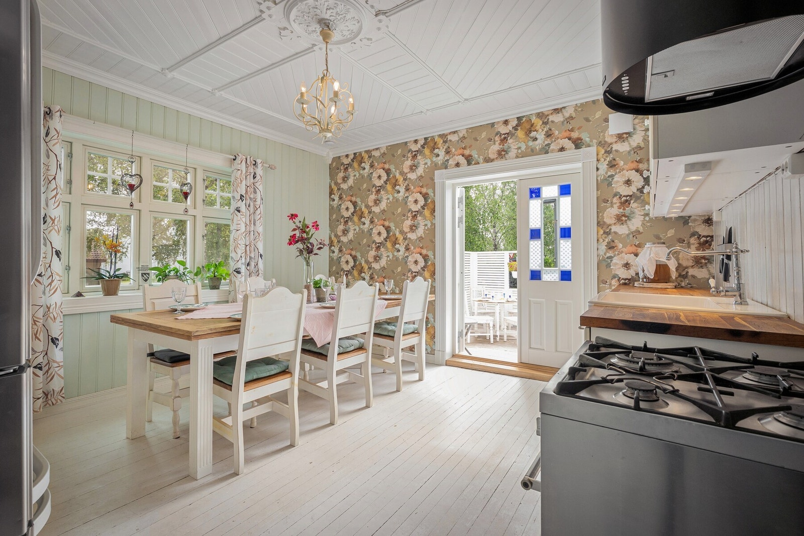 Kjøkkenet er et av boligens mest særpregede rom, med en lun og klassisk stil som harmonerer godt med sveitservillaens uttrykk. Galleribilde