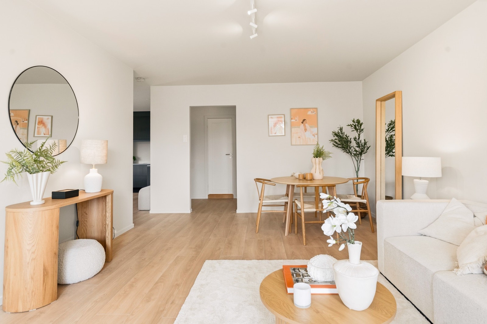 Videre inn i stuen er det plass for spisebord hvor familien kan samles for hyggelige måltider Galleribilde