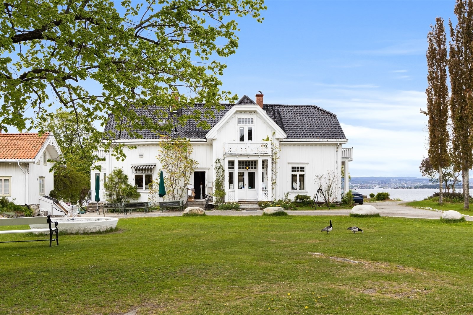 Hellviktangen Kunstkafé er et selskapslokale, kafé og kultursted med strand- og parkområde. Det arrangeres konserter året rundt, samt utstillinger, kurs og ulike kulturarrangementer. Galleribilde