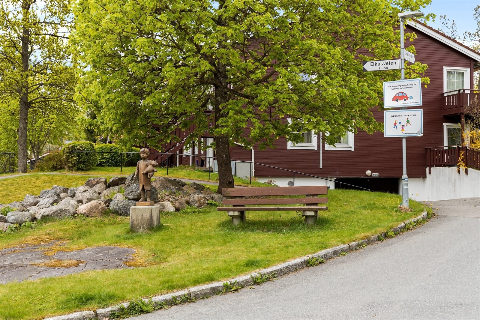 Nedkjørsel til felles garasjeanlegg. Galleribilde
