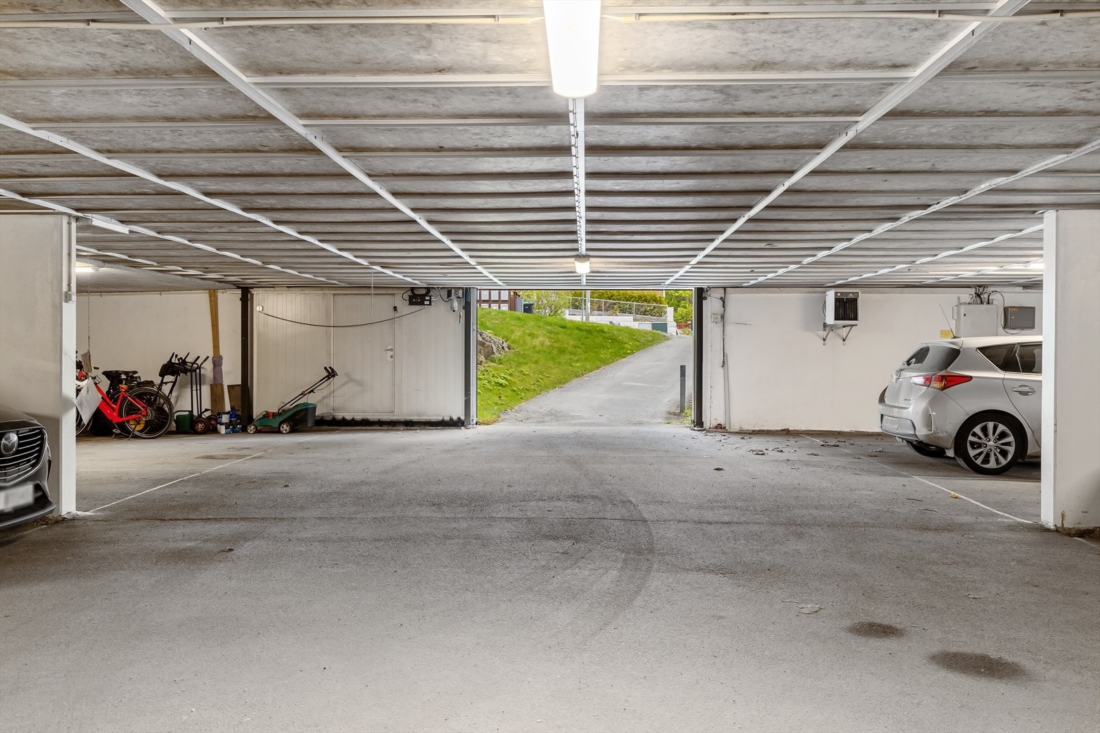 Leiligheten disponerer fast varm biloppstillingsplass i felles garasjeanlegg under nabobygget. Det er klargjort for etablering av elbillader. Galleribilde