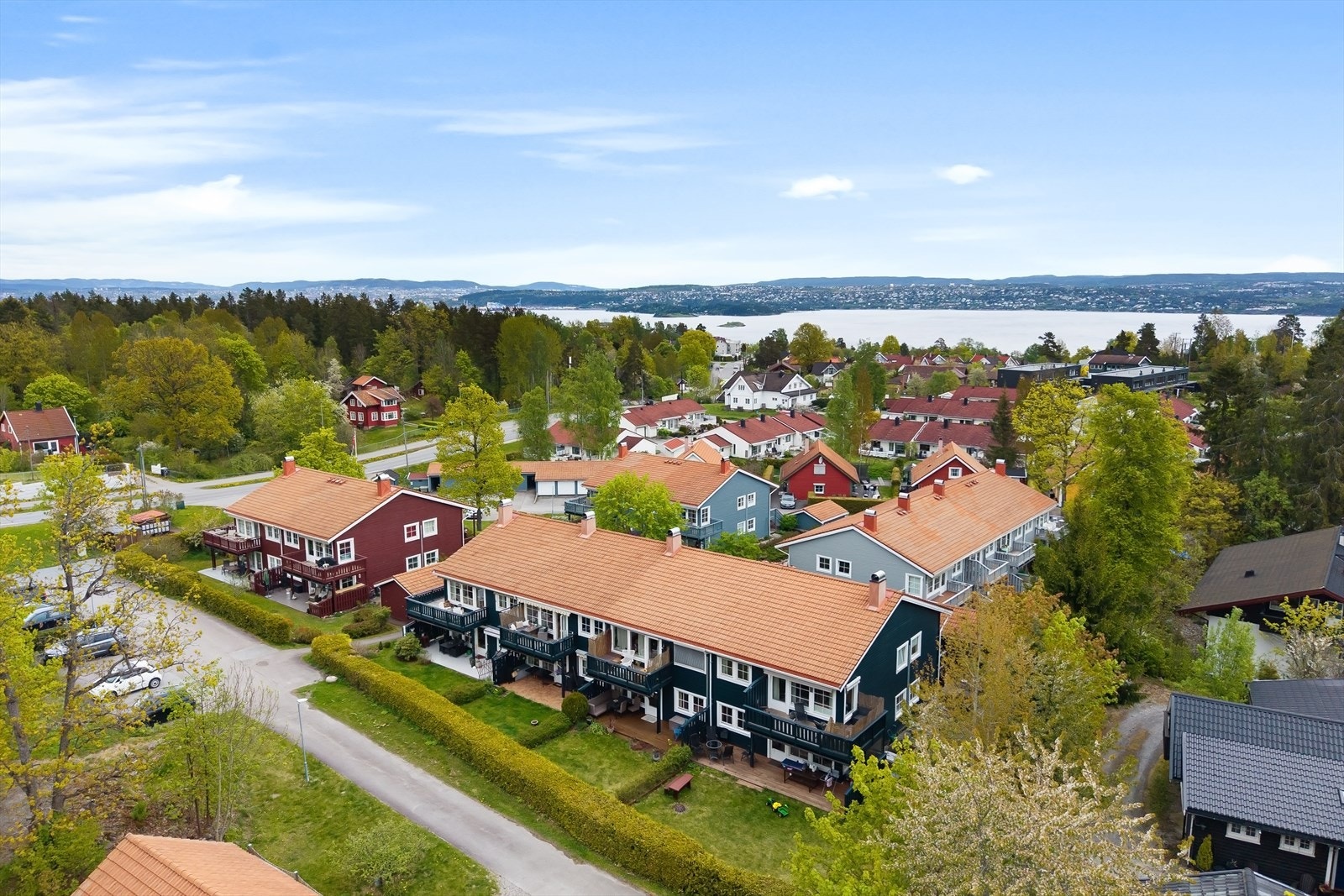 Dagligvare og servicetilbud finnes både lokalt på Berger, samt på Skoklefall og Nesoddtangen. På Skoklefall ligger blant annet Extra, mens Tangen Senter på Nesoddtangen tilbyr flere butikker og servicetilbud. Galleribilde