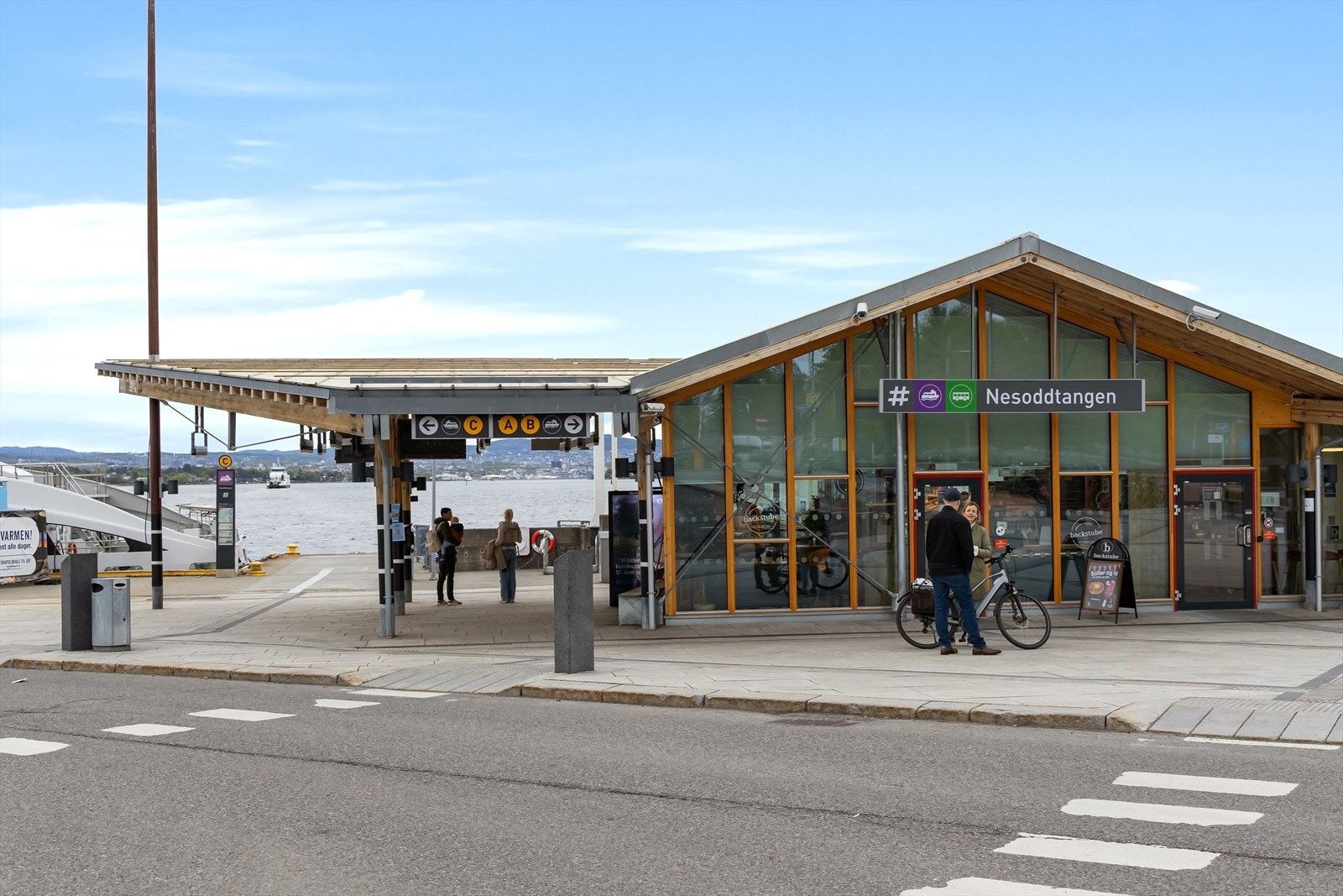 Fra Eikåsveien er det kort vei til bussforbindelser som tar deg videre til Nesoddtangen brygge. Galleribilde