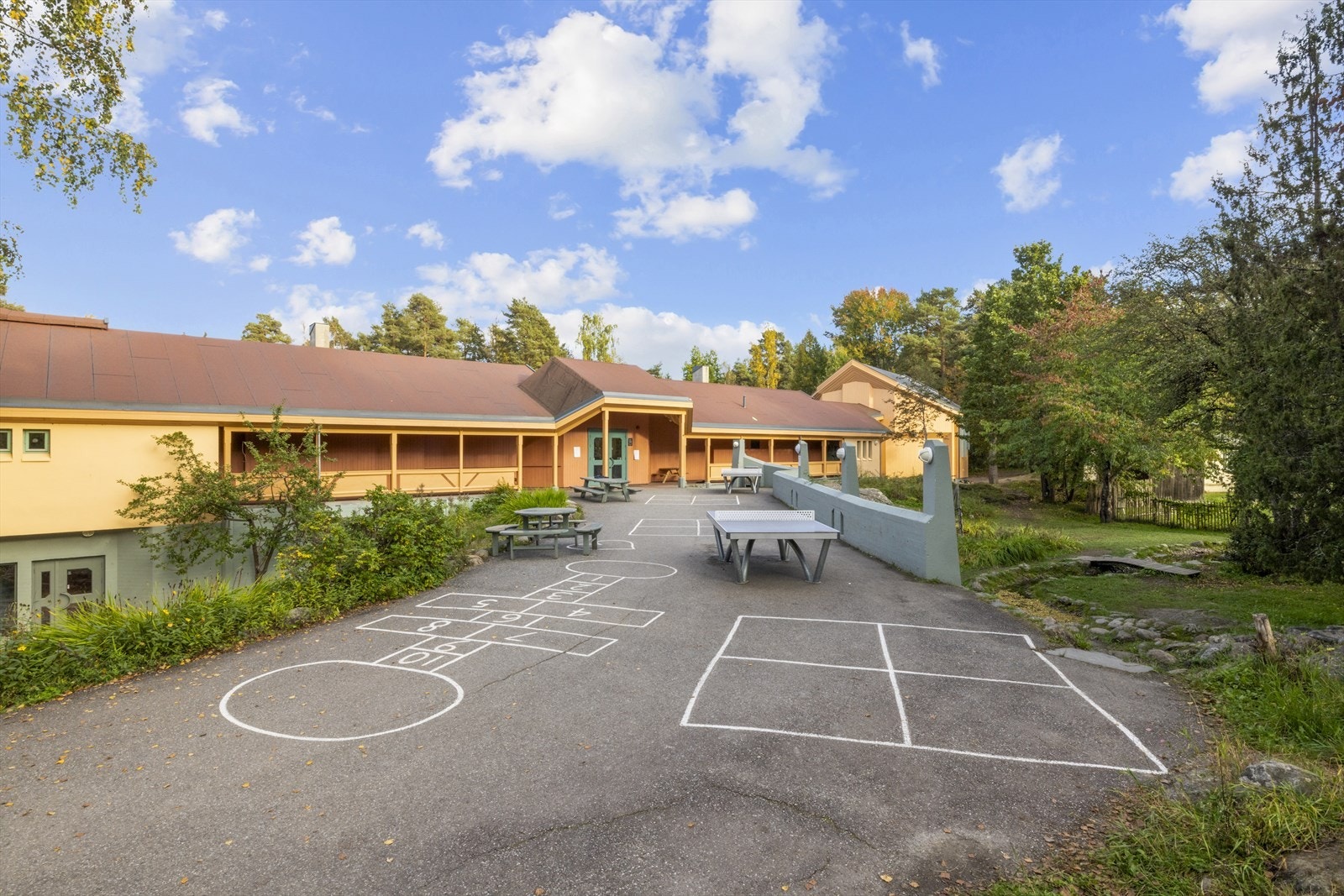 Det er kort vei til Berger skole, Nesodden videregående skole og Steinerskolen. Galleribilde