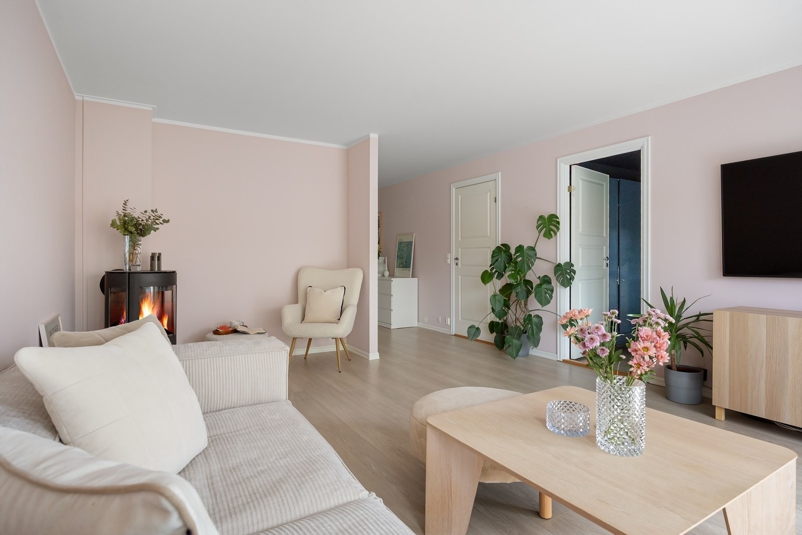 Lys og innbydende 3-roms leilighet med gjennomgående planløsning. Galleribilde
