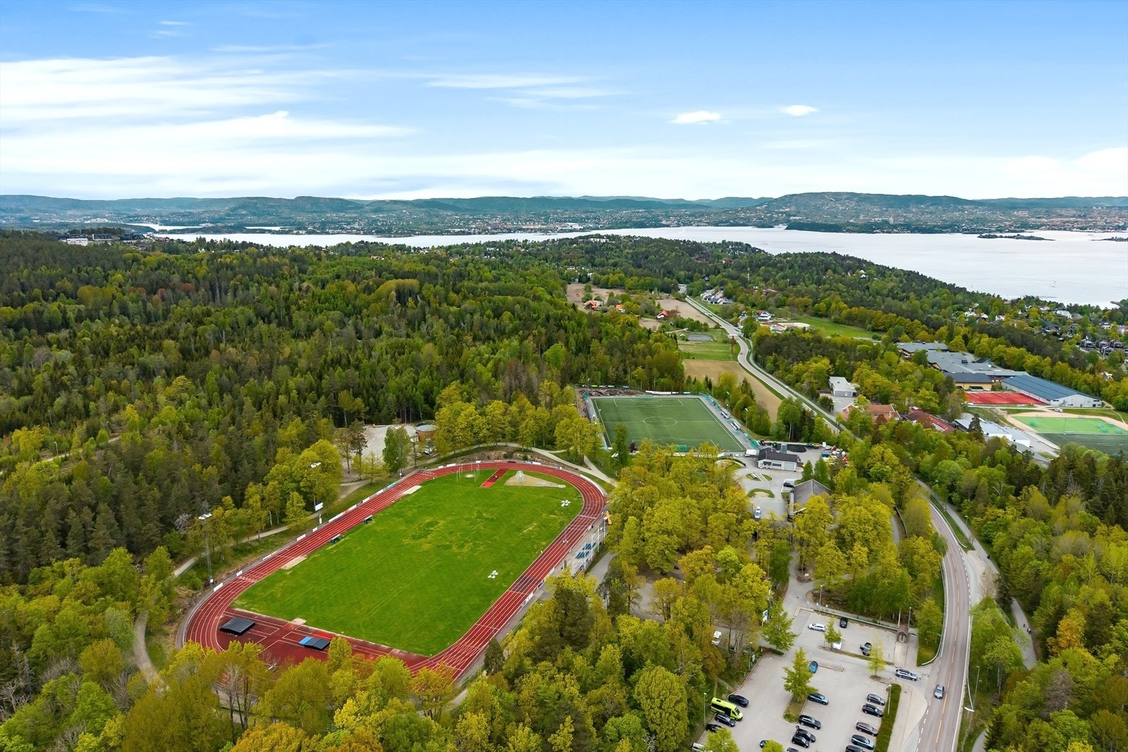 Gode trenings- og fritidstilbud i området, blant annet på Berger Stadion og kunstgressbane. (Ca. 500 meter gåavstand) Galleribilde