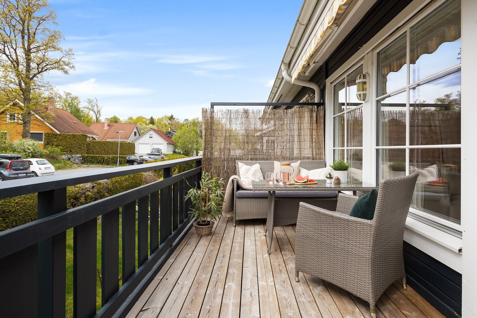 Fra stuen er det adkomst til en vestvendt terrasse på ca. 8,9 m². Galleribilde