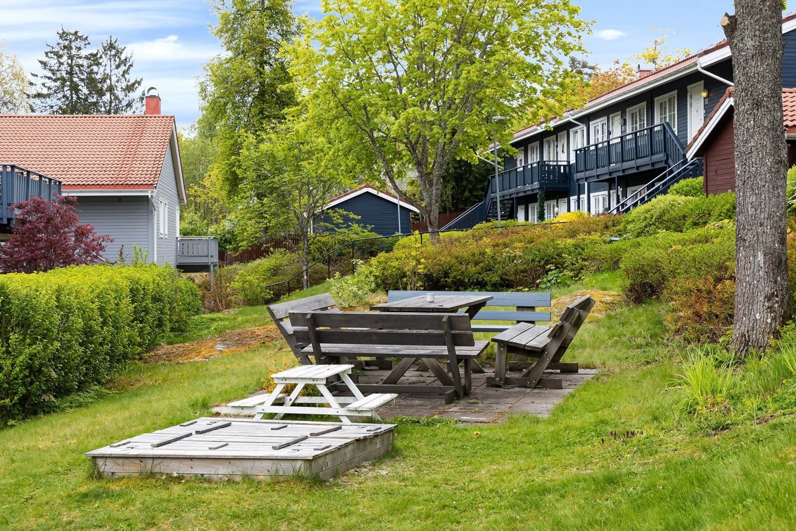 Velholdte fellesområder med sittegrupper og grøntarealer. Galleribilde