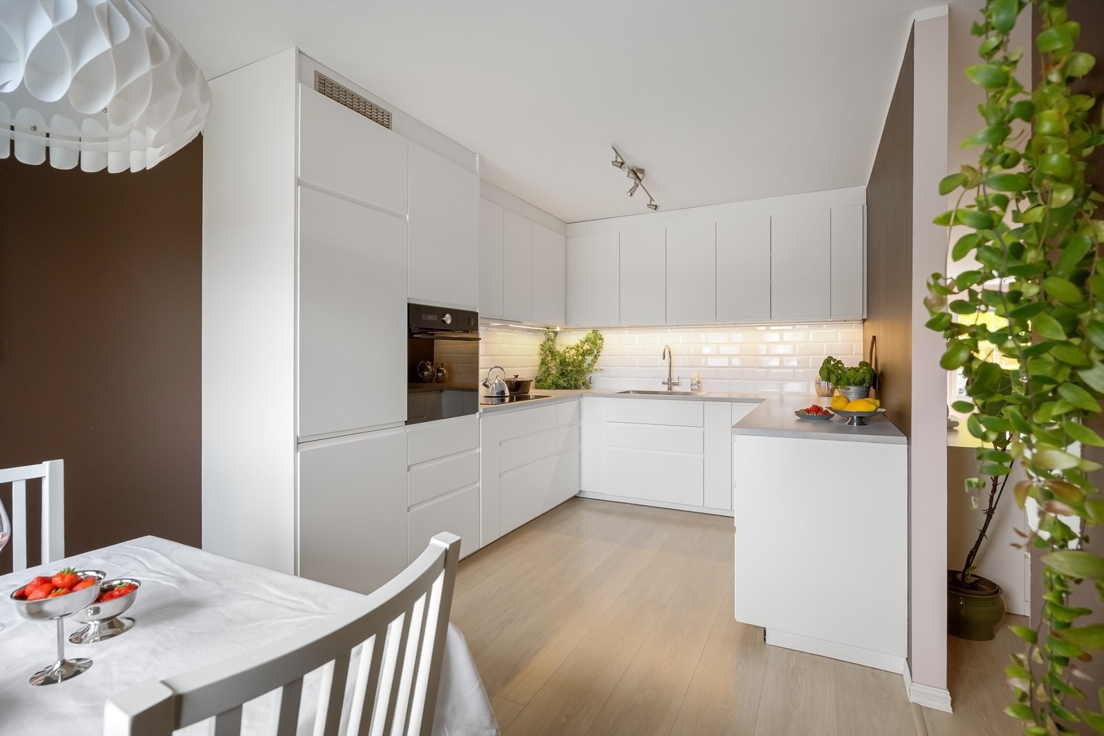 Svært lekkert og innbydende IKEA-kjøkken fra 2019 med integrerte hvitevarer. Galleribilde