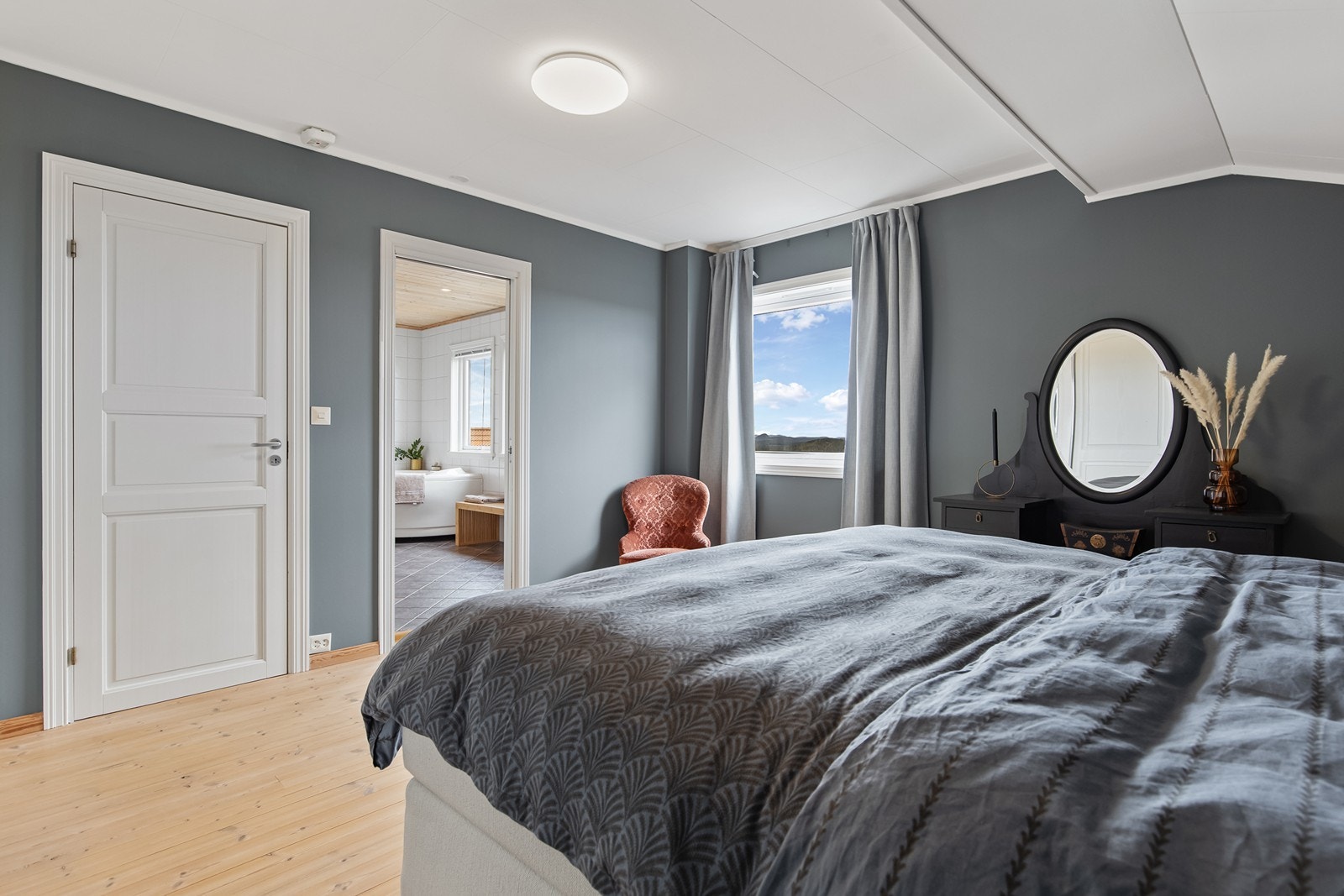 Fra hovedsoverommet er det inngang til badet Galleribilde