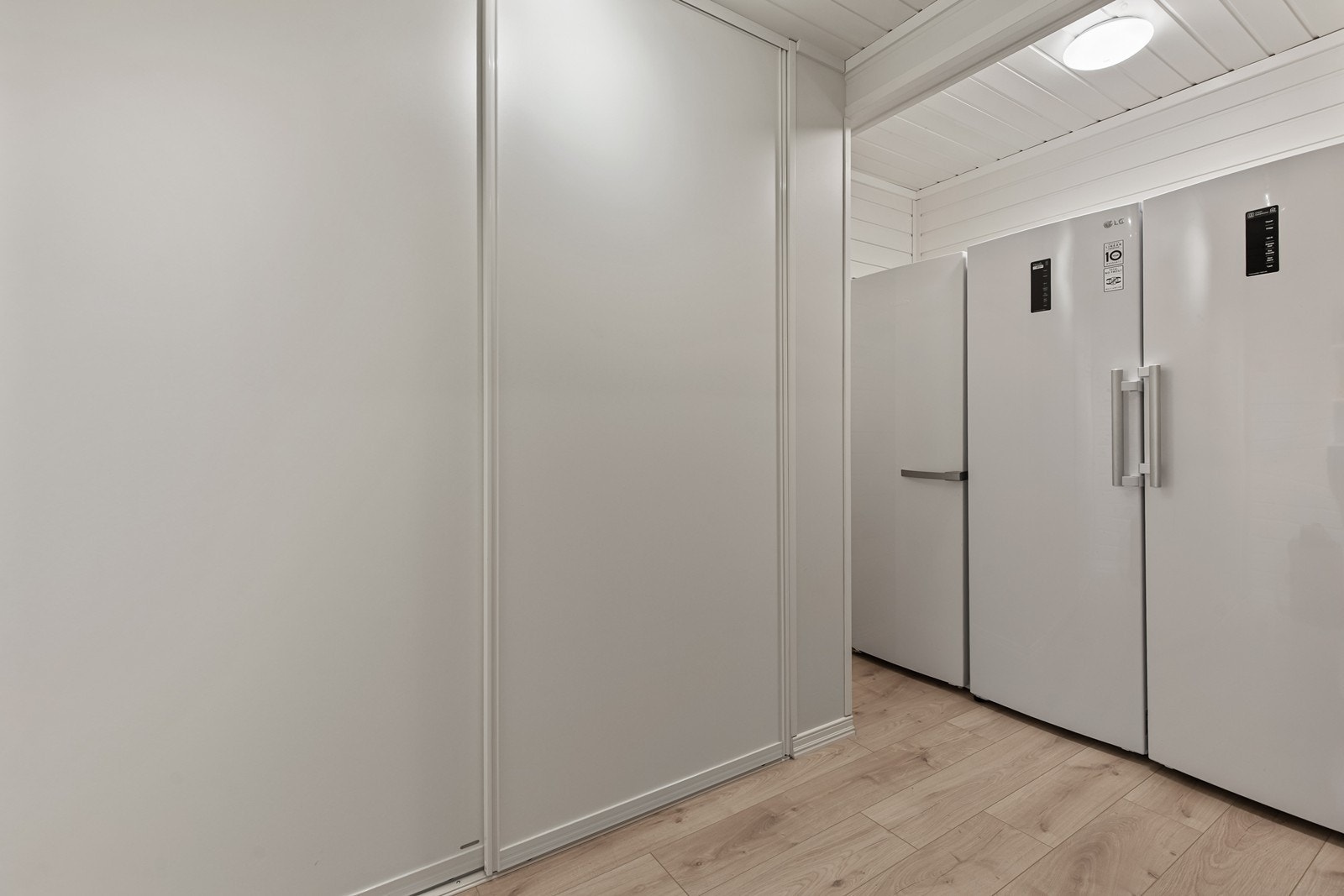 Bod med skyvedørsgarderobe og god plass Galleribilde