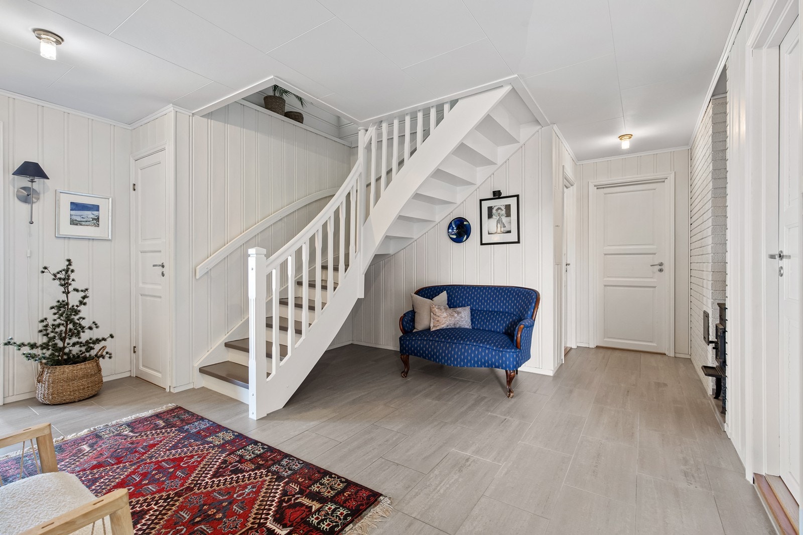 Mellomgang med trapp opp til loftsetasjen Galleribilde
