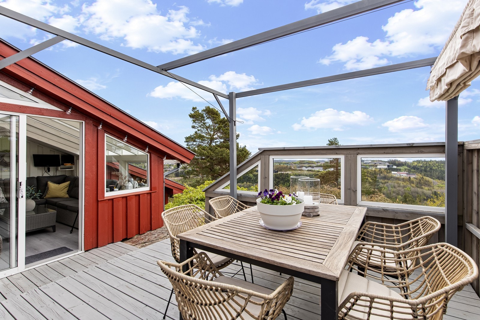 Hyggelig med god plass til flere sittegrupper Galleribilde