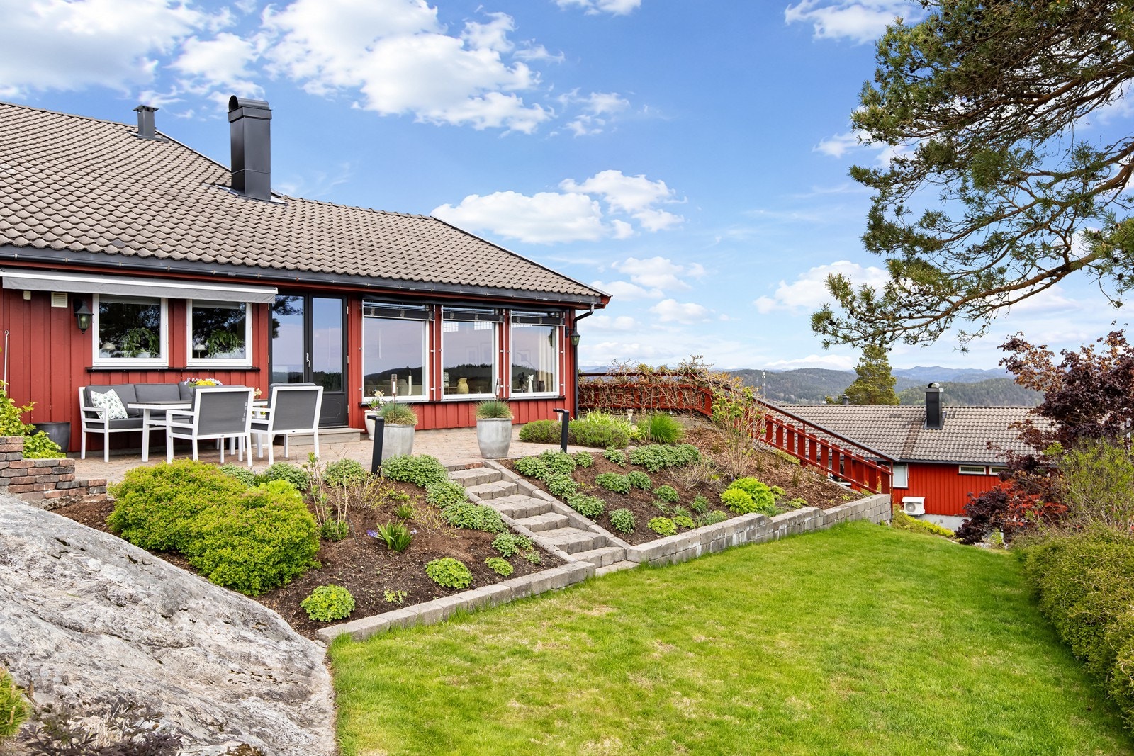 Det er flere fine og lune soner rundt på tomten med meget gode solforhold Galleribilde