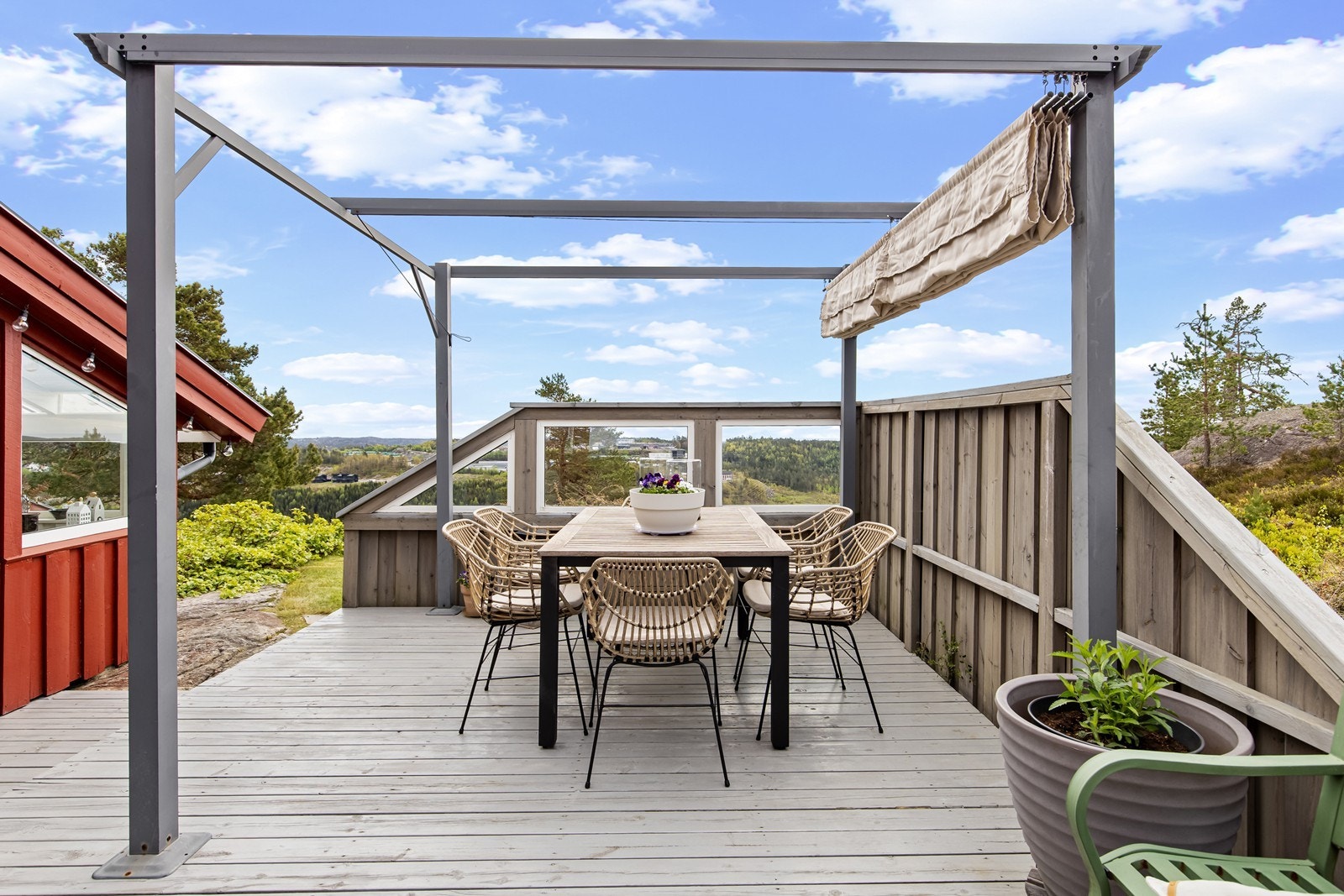 Lun terrasse med pergola Galleribilde