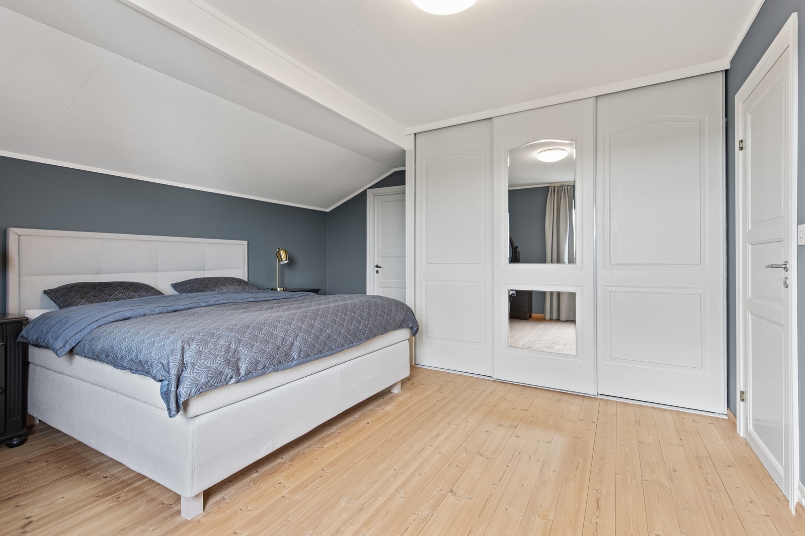 Her er det god plass til oppbevaring i bod på innsiden og i garderobe Galleribilde