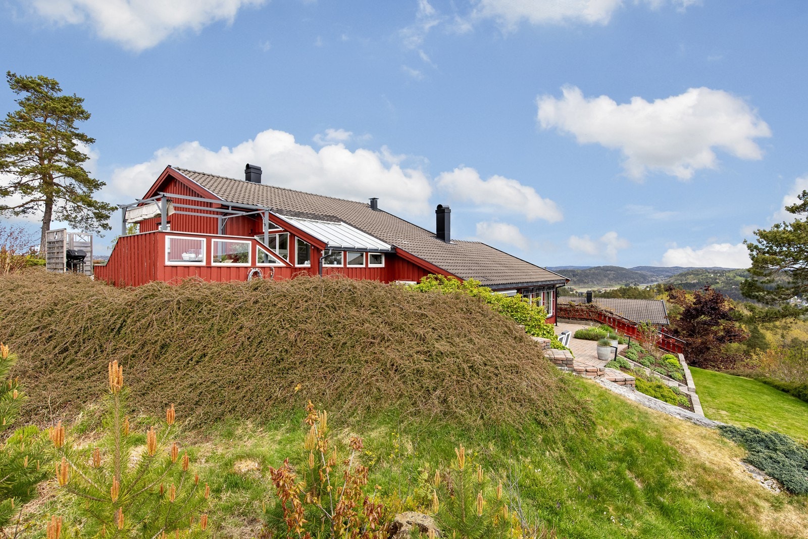 Boligen ligger høyt og fritt, med lite innsyn og meget gode solforhold Galleribilde