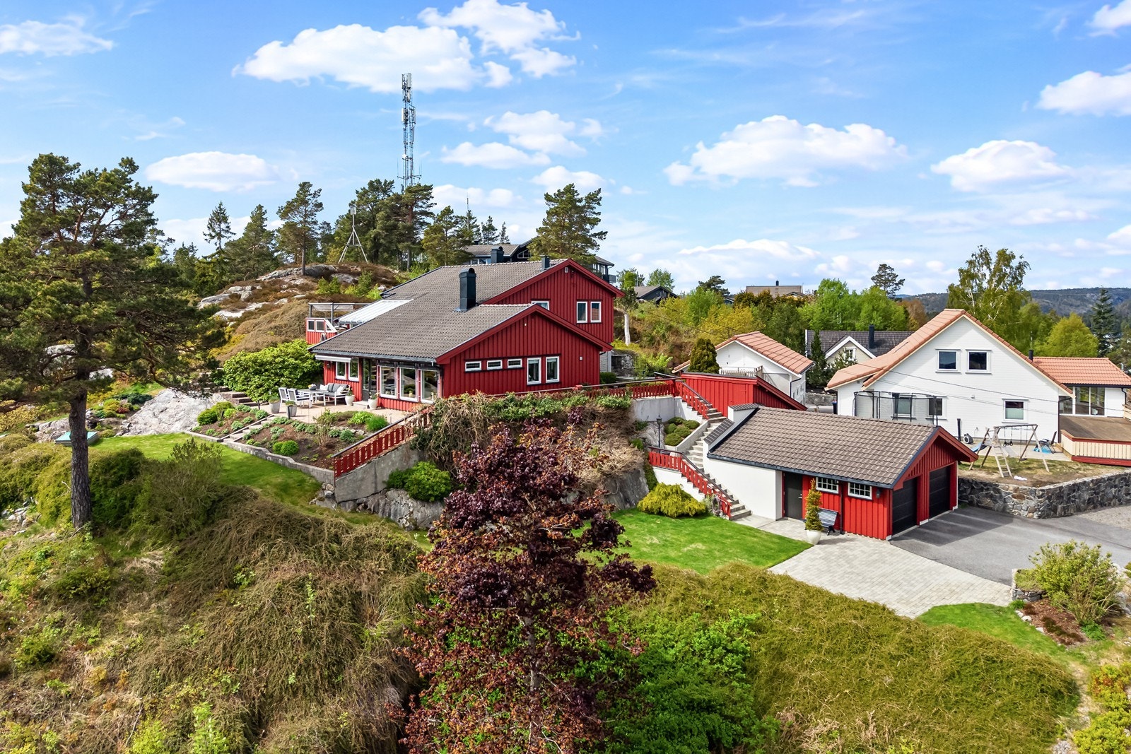 Boligen ligger høyt og fritt med usjenerte uteplasser og fritt utsyn Galleribilde