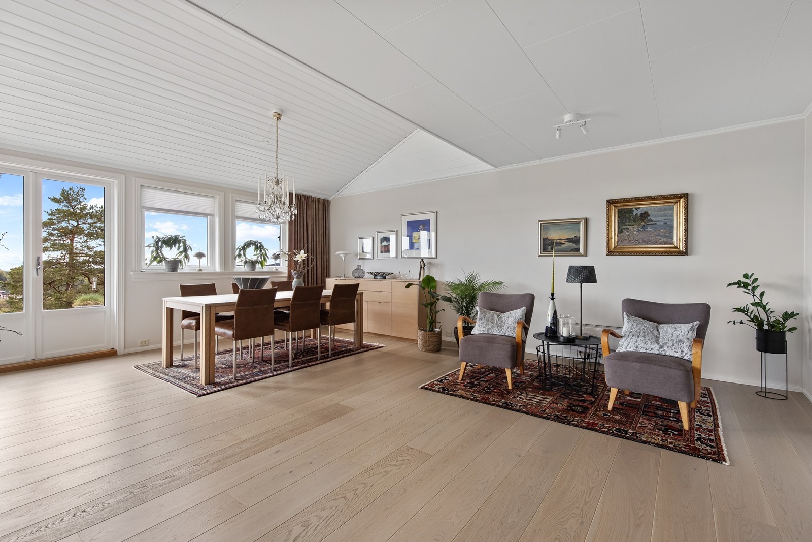 Store, gode oppholdsrom med plass til hele familien Galleribilde