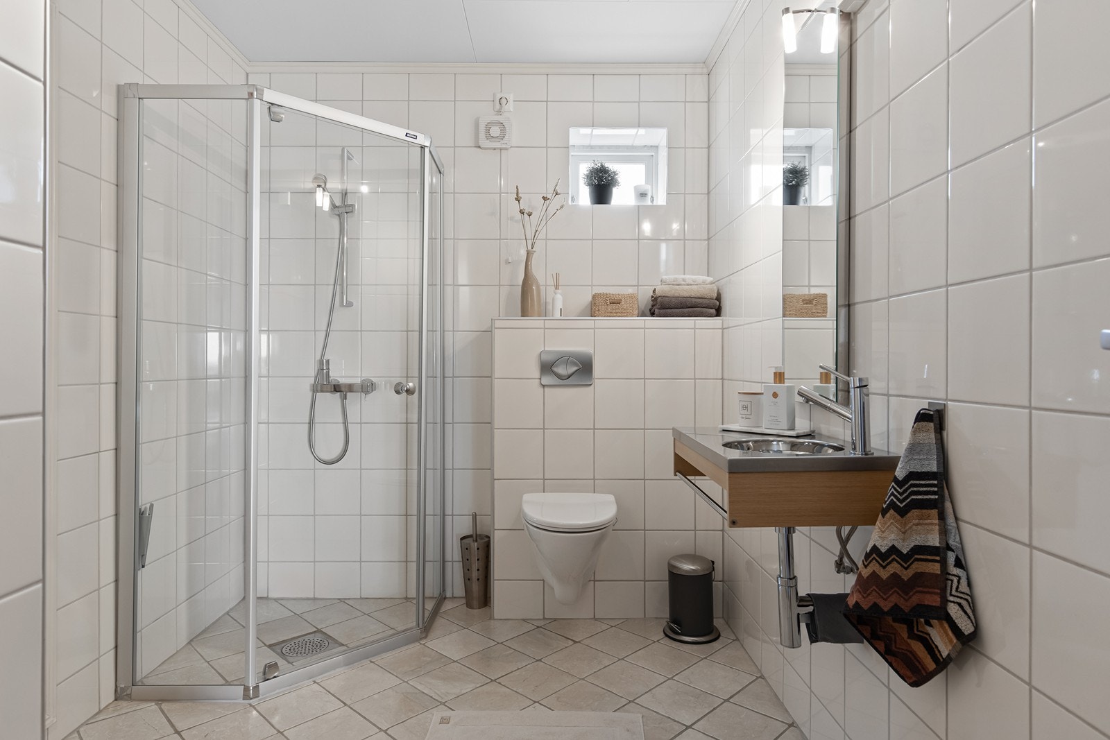 Pent flislagt bad Galleribilde