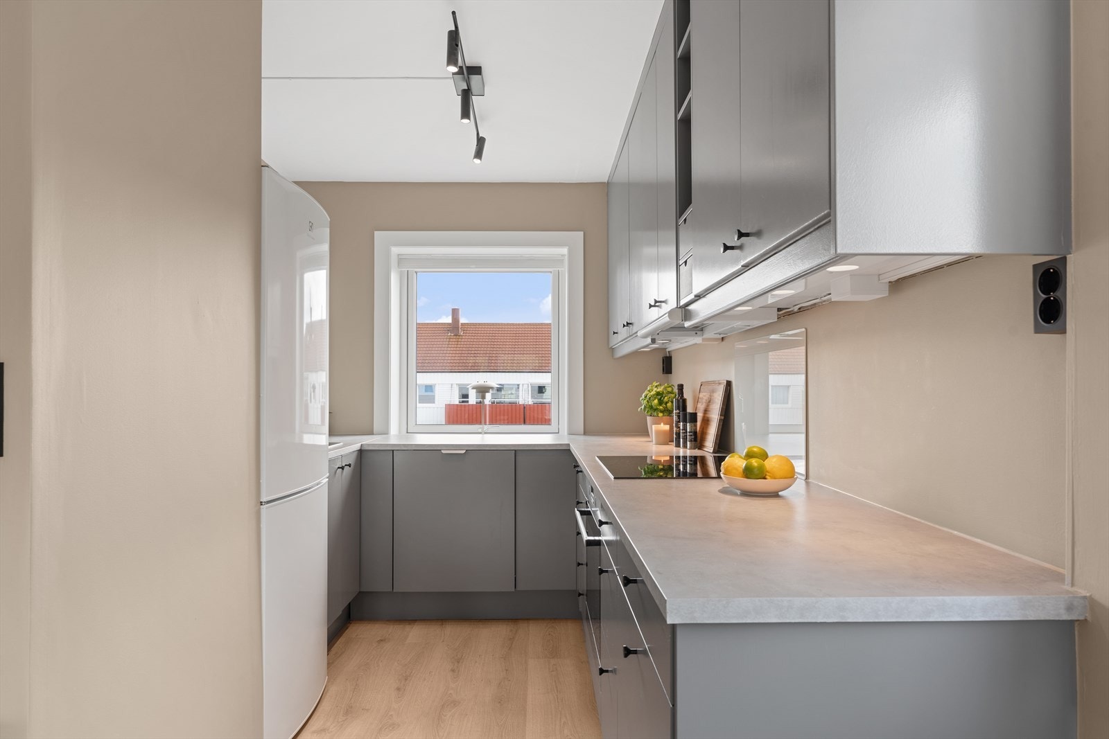 Her er det nye overflater og benkeplate fra 2019, i tillegg har dagens eier byttet ut håndtakene i senere tid. Galleribilde
