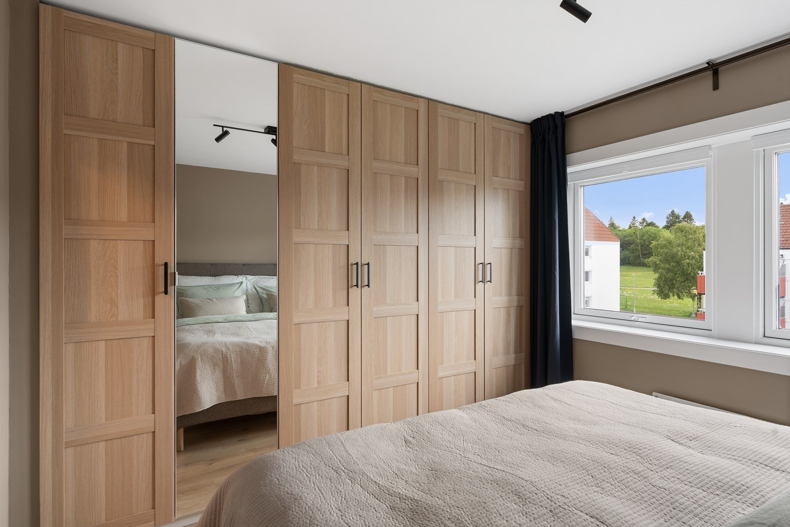 Soverommet er vendt mot en rolig bakgård. Galleribilde