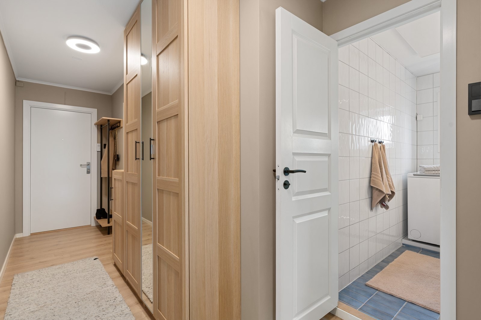 Leiligheten byr på mye lagringsplass, i tillegg er det tre eksterne boder på tilsammen 12 m². Galleribilde
