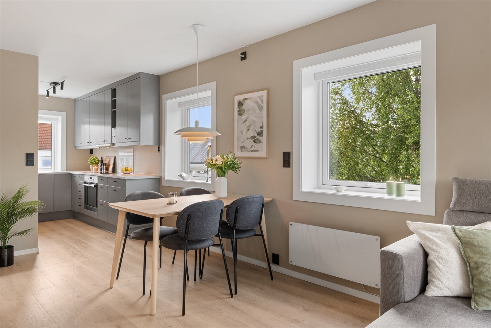 Stuen er på hele 23 m² med god plass til både spise- og sittegruppe. Galleribilde