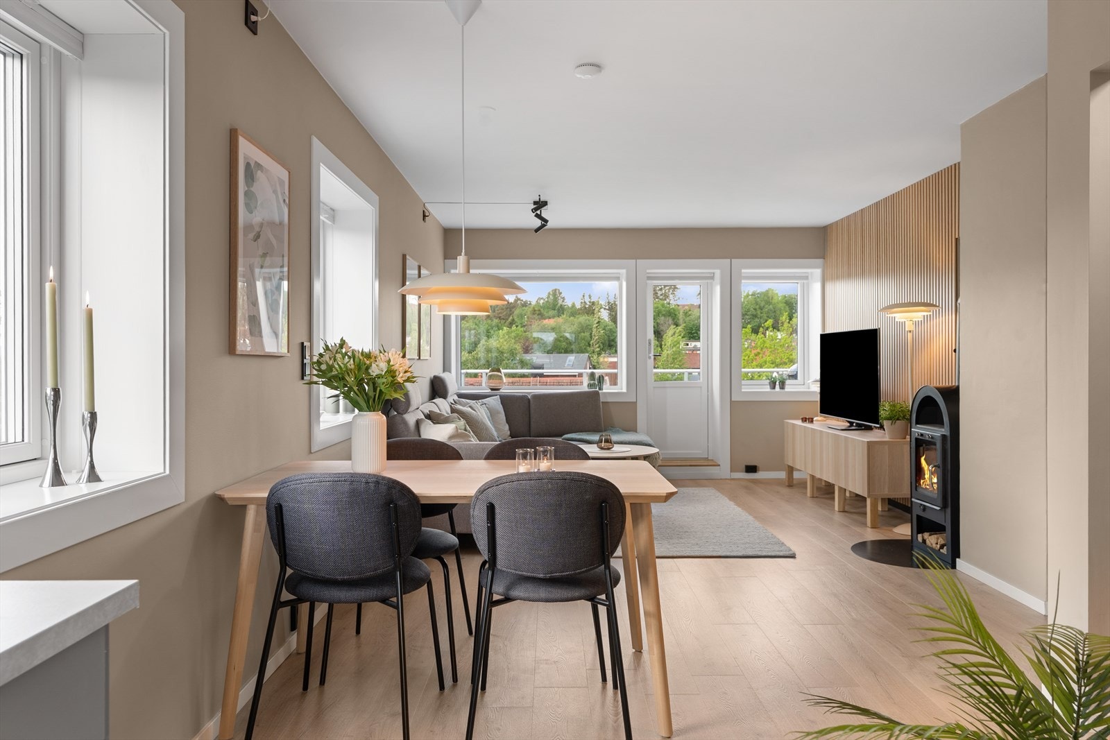 Vedovn for behagelig oppvarming på kalde vinterdager. Galleribilde