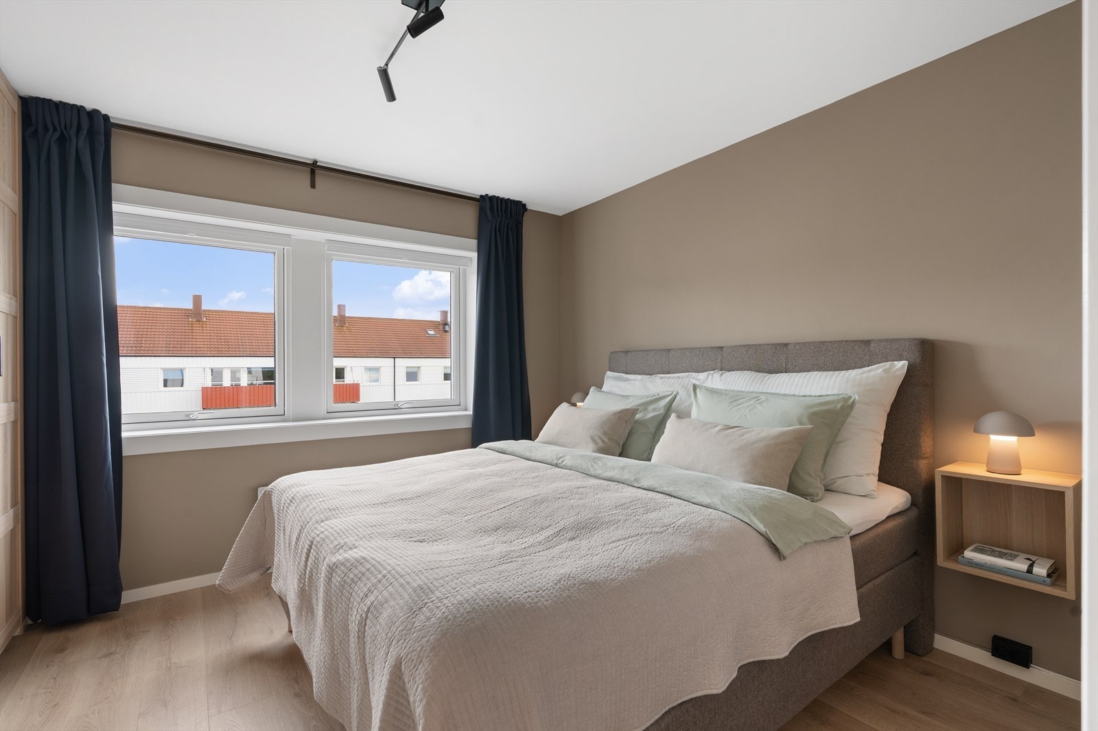 Soverommet er på hele 11,5 m² med god plass til dobbeltseng, nattbord og garderobeløsning. Galleribilde