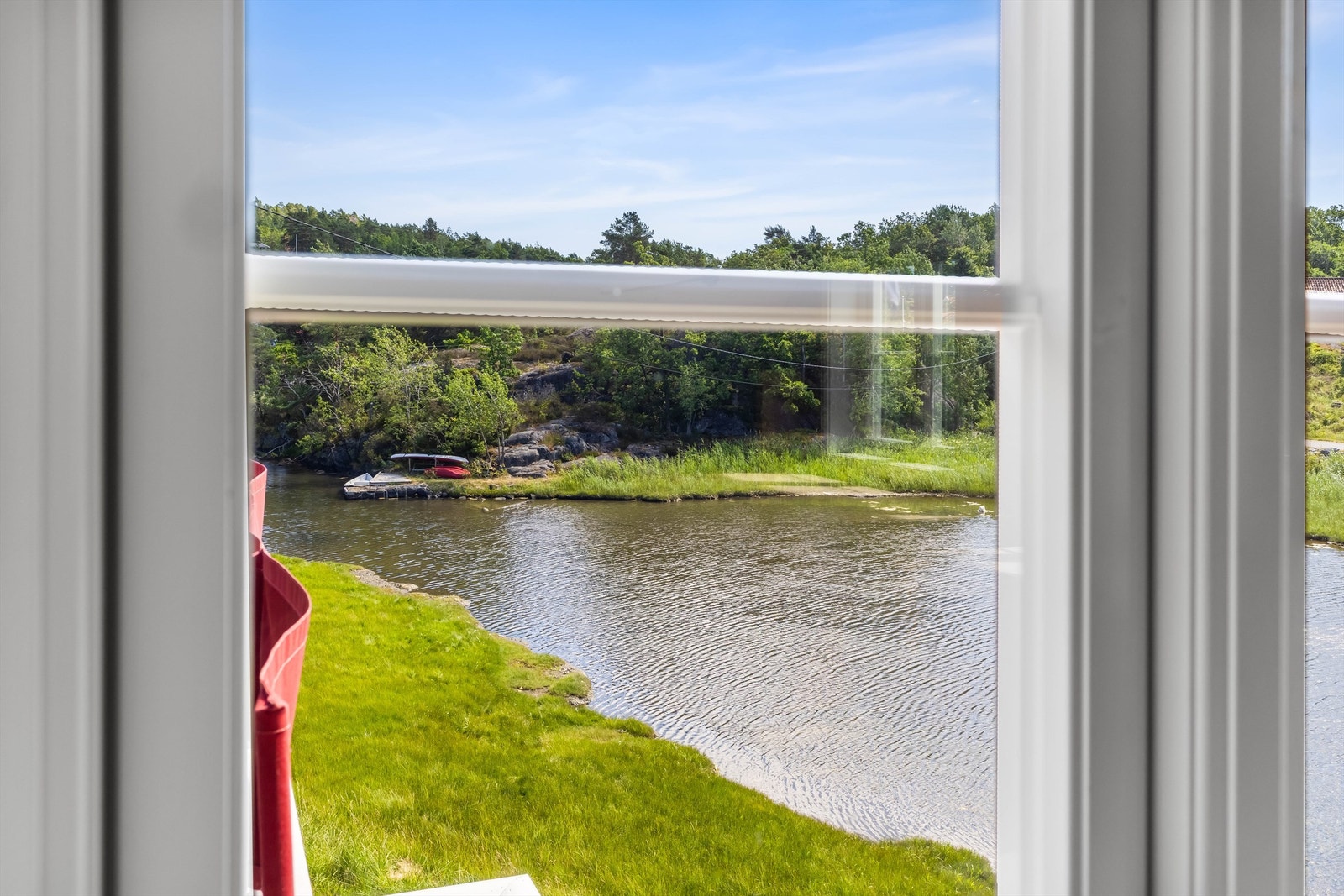 Utsikt mot vannet fra loftet. Galleribilde
