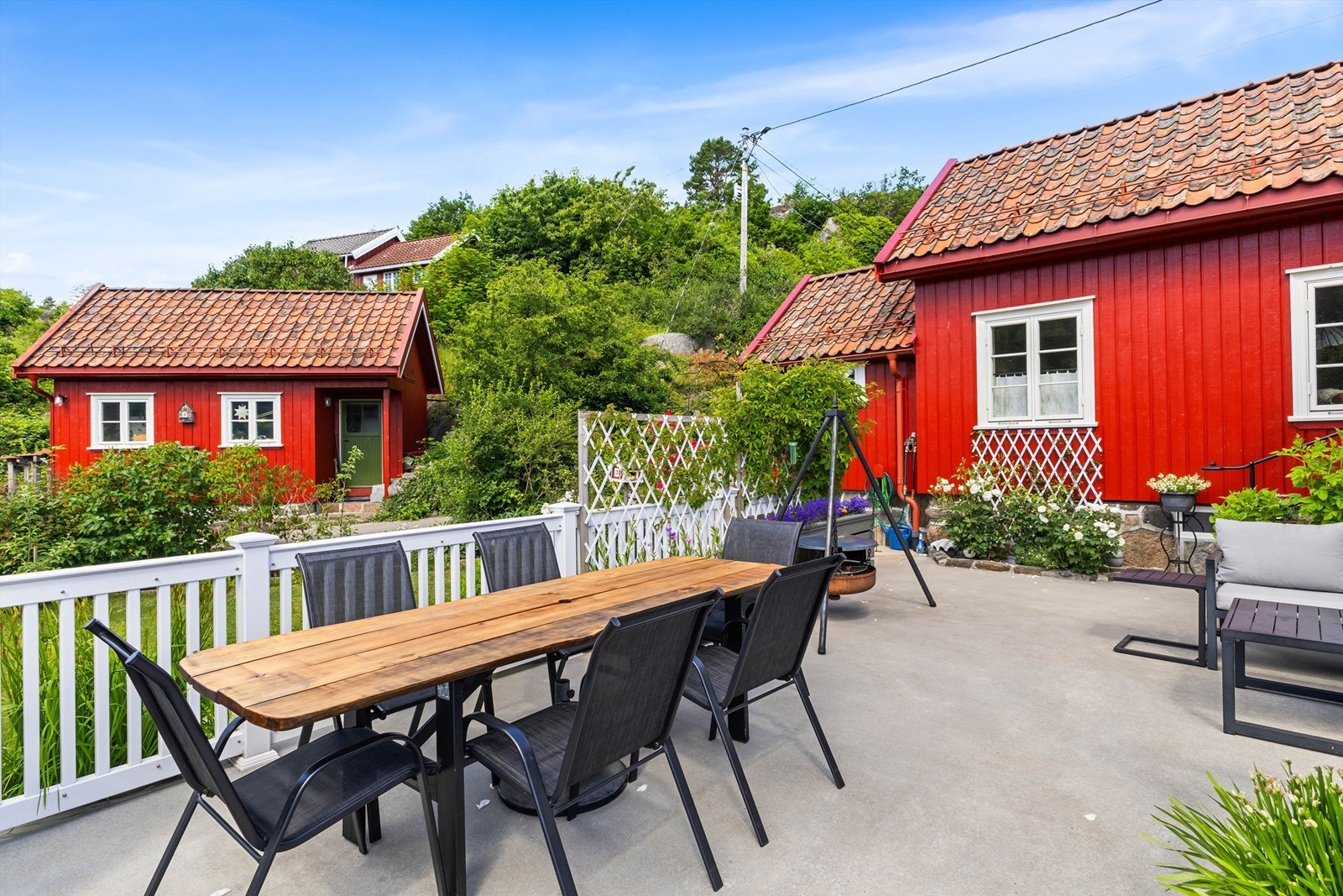Den støpte terrassen ved inngangspartiet har god plass for langbord. Galleribilde