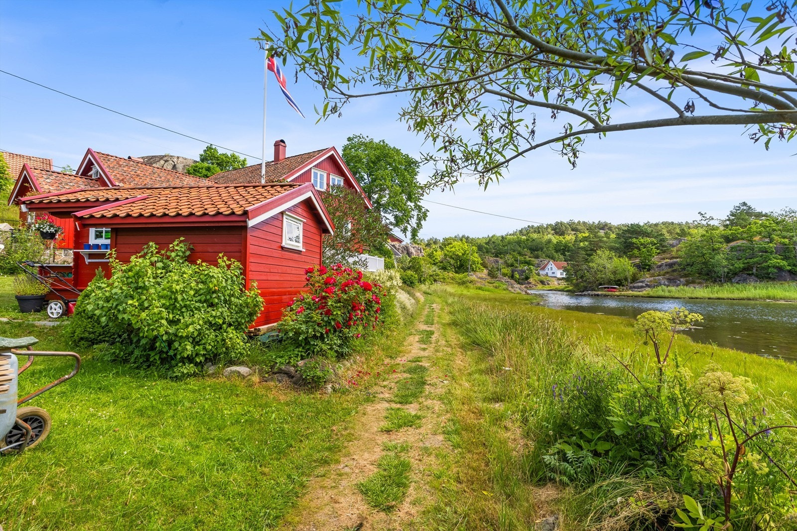 En sti følger vannkanten på deler av eiendommen. Stien går videre inn til andre eiendommer lengre inn på halvøya. Galleribilde