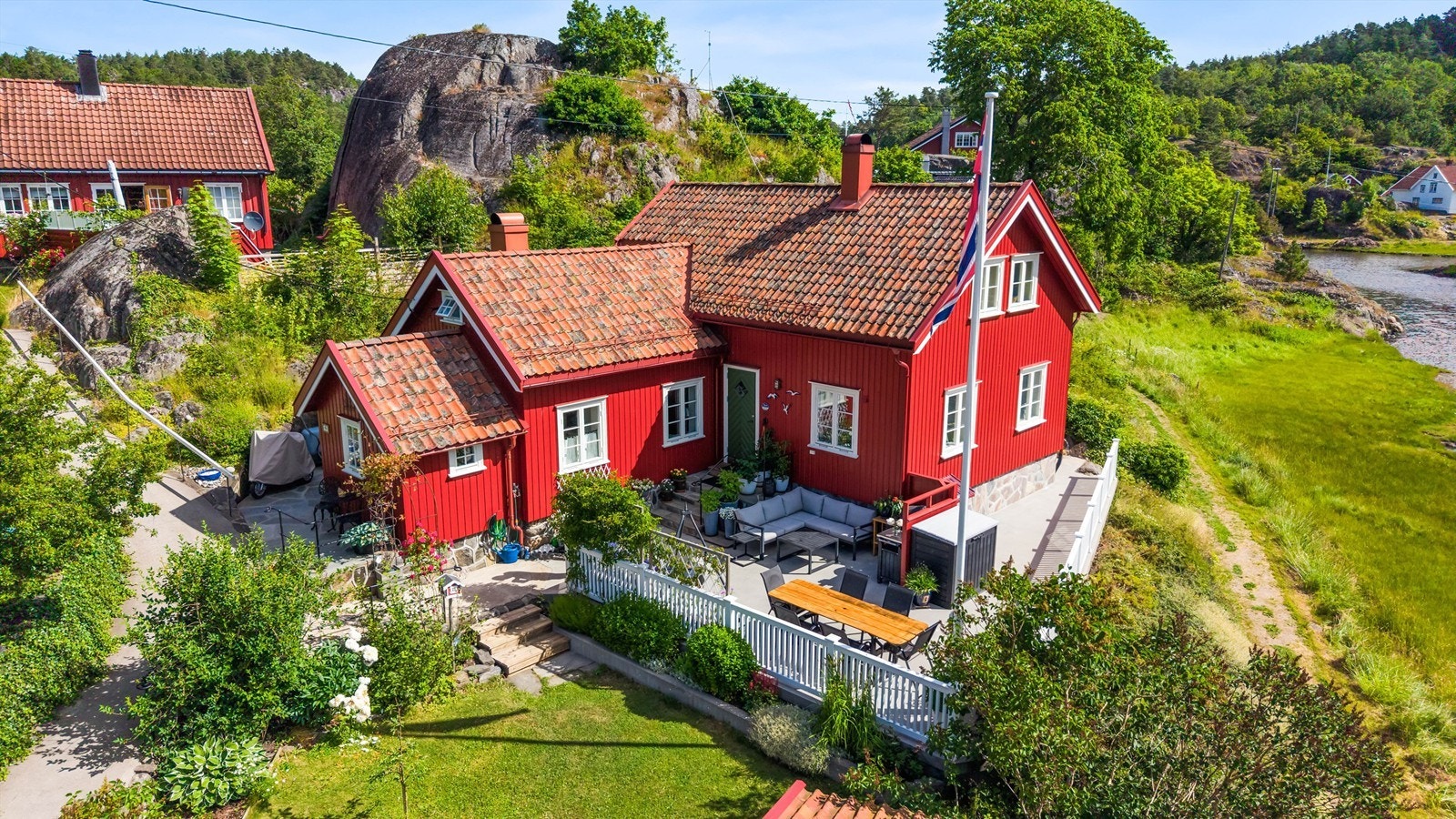 Eiendommen ligger flott til på Borøy, med hage, stor brygge og flere uteplasser. Galleribilde