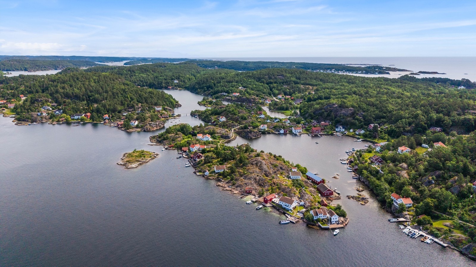 Skjærgården strekker seg utover med holmer og sund. Galleribilde