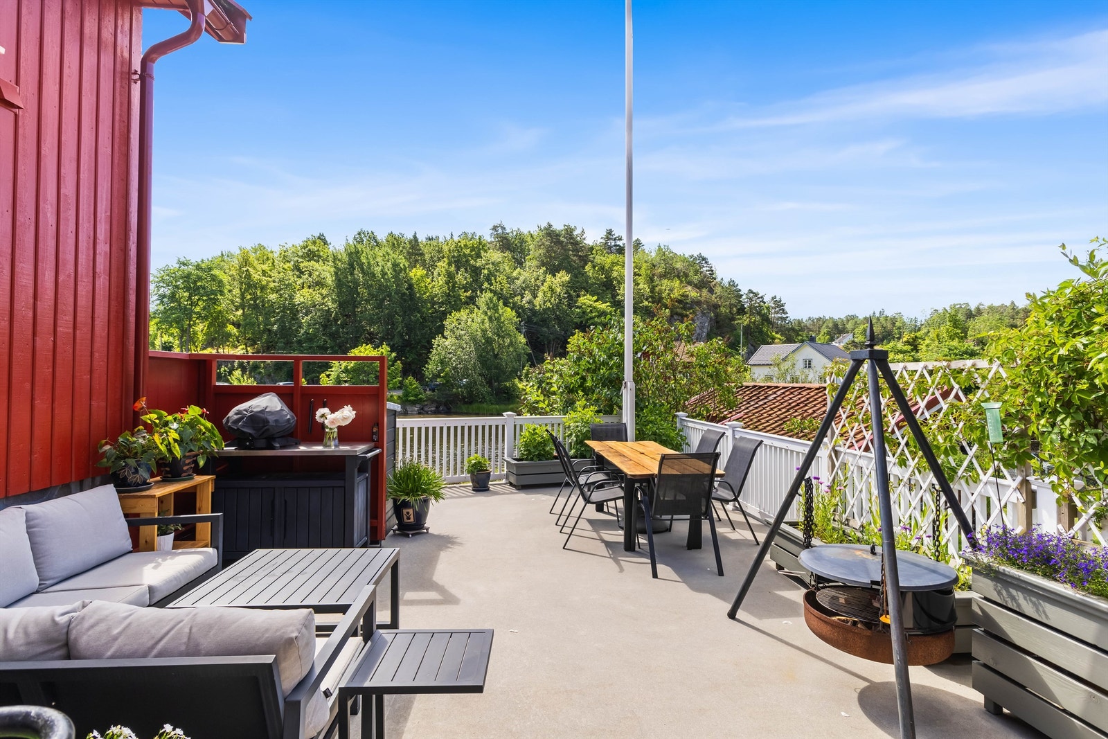 Stor, støpt terrasse på 45 m² ved inngangspartiet med god plass til flere sittegrupper.
Foto: Sørvær Media Galleribilde