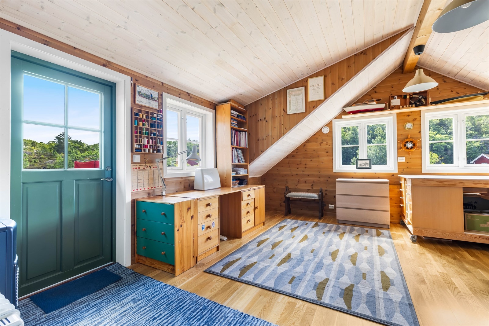 Loftstuen har utgang til en delvis overbygd terrasse. Rommet kan også brukes til ekstra soveplasser. Galleribilde