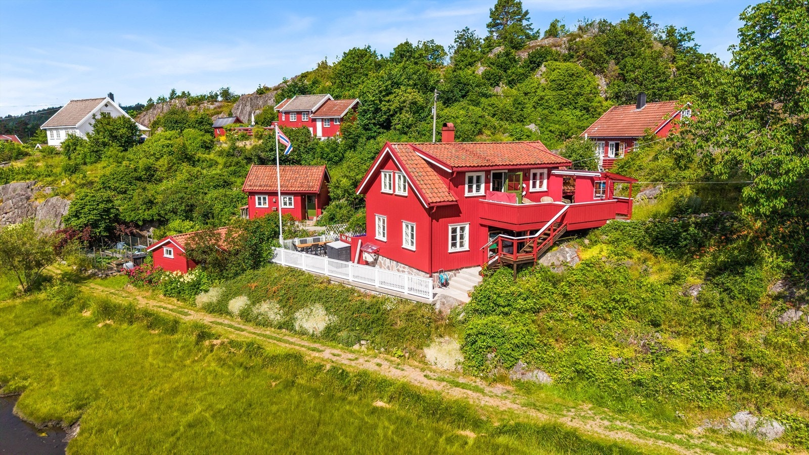 Eiendommen sett fra en annen vinkel. Galleribilde