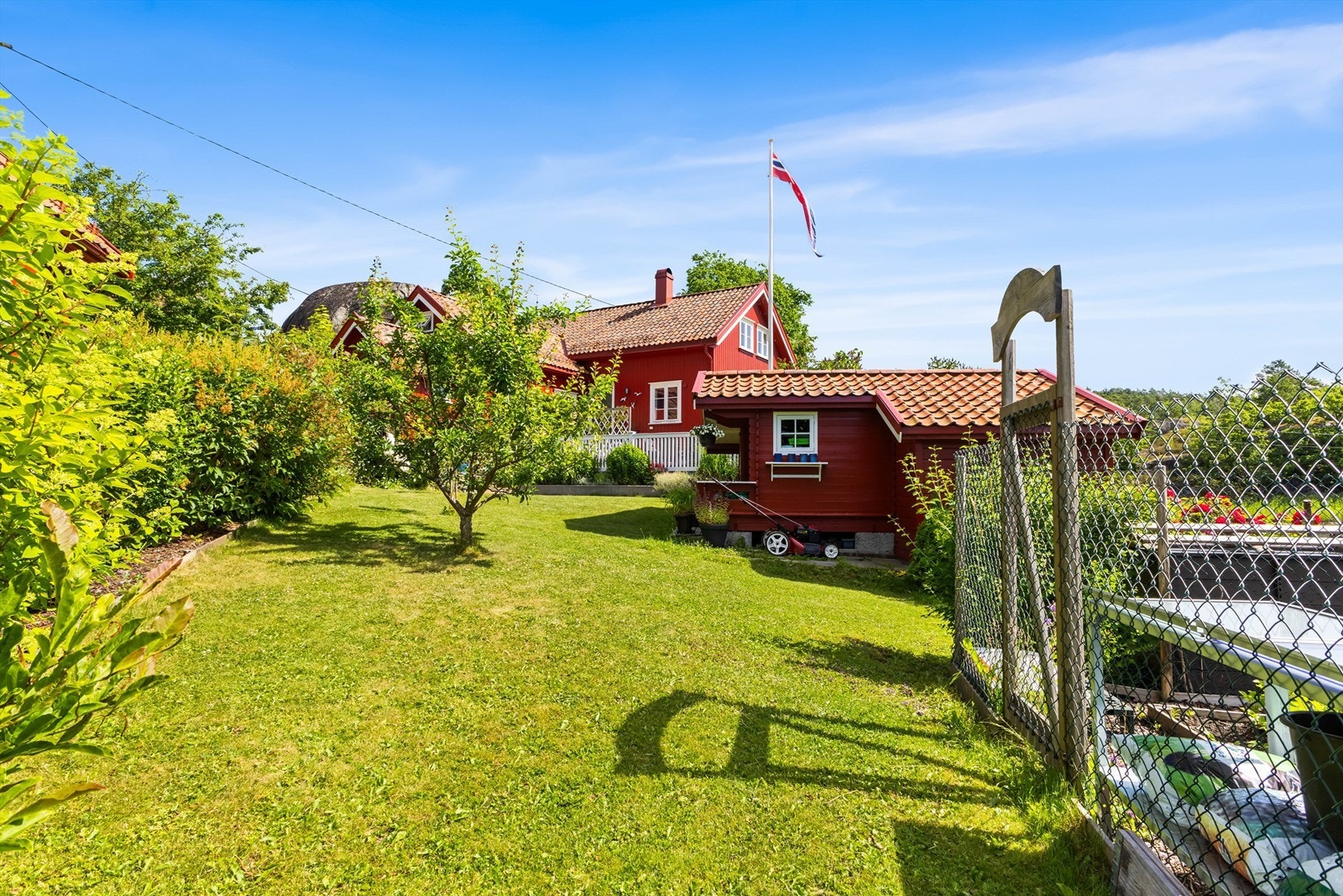 Eiendommen har flere boder og et uthus som gir rikelig med lagringsplass. Galleribilde