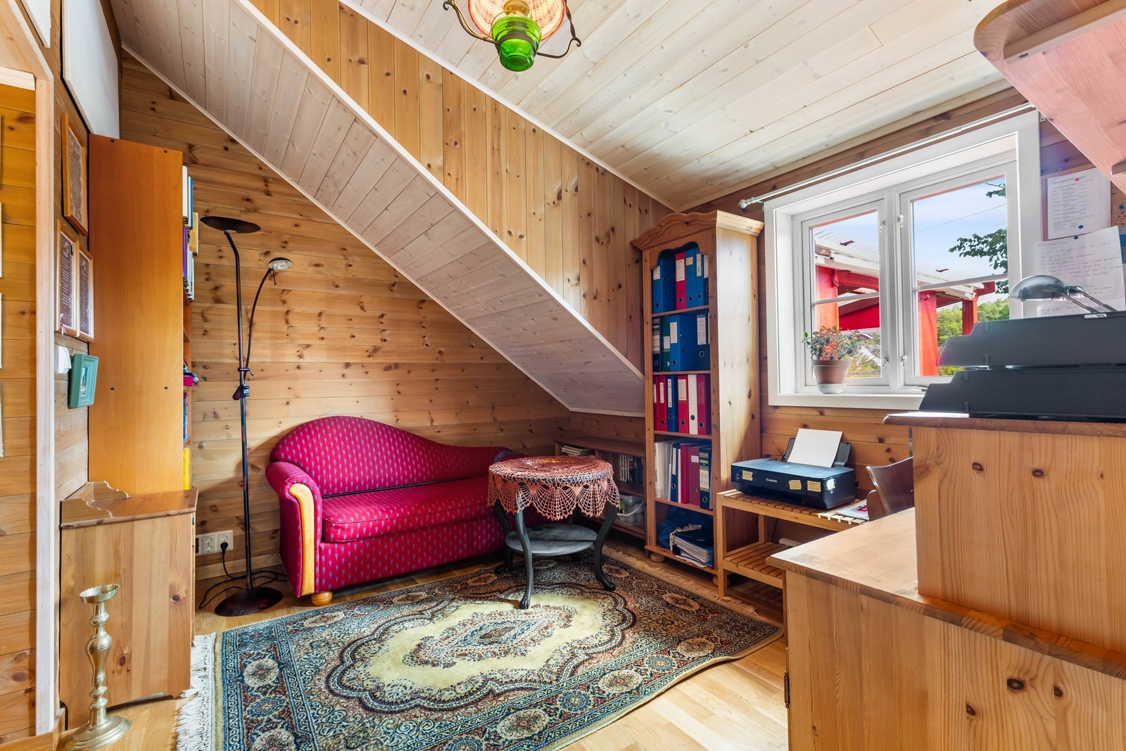 Kontor på loftet med plass til arbeidsplass under skråtaket. Galleribilde