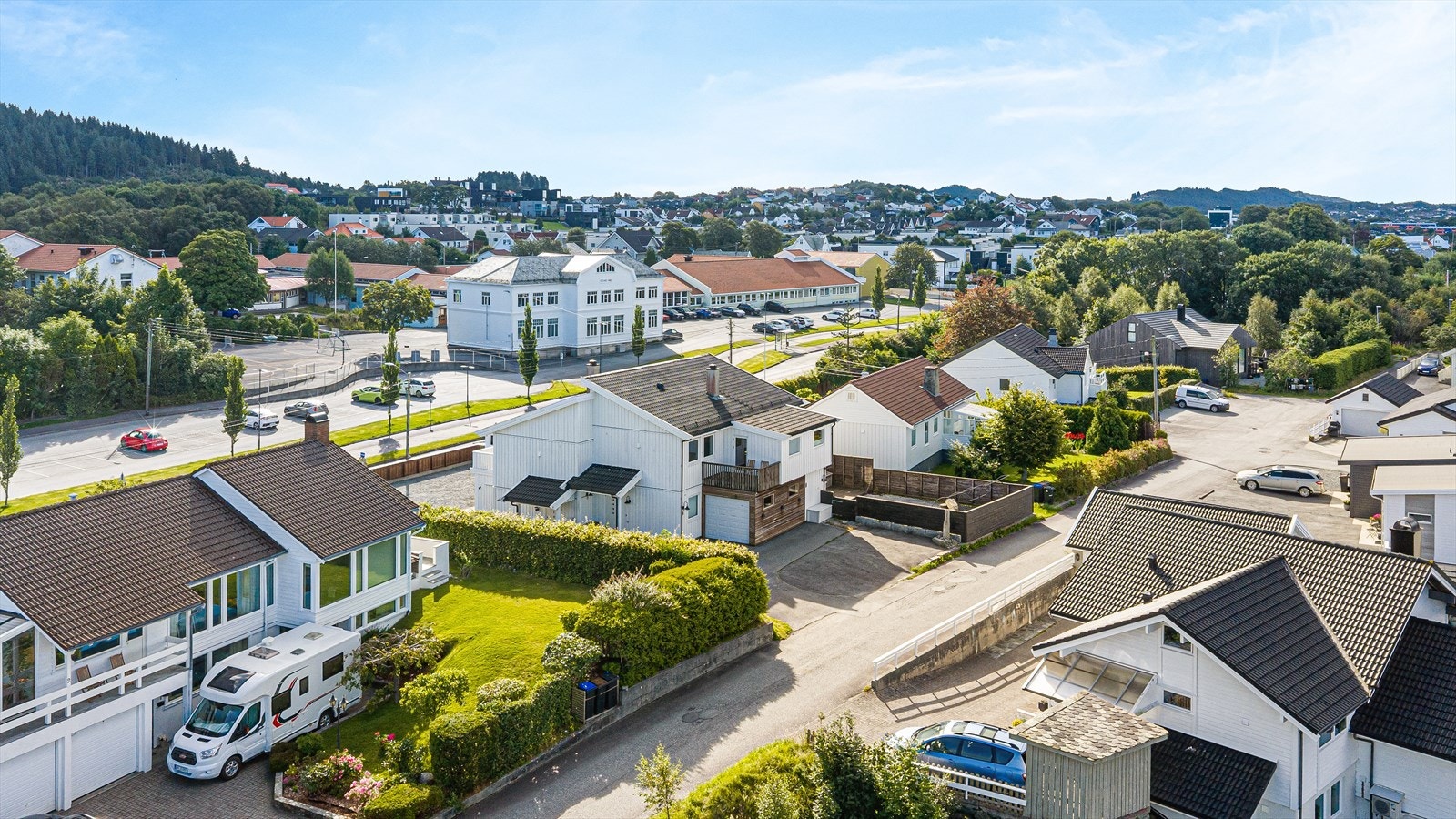 Fra boligen er det gangavstand til Kiwi Spannavegen, samt senteret i Spannavegen med Spar, Plantasjen og Apotek1 Galleribilde