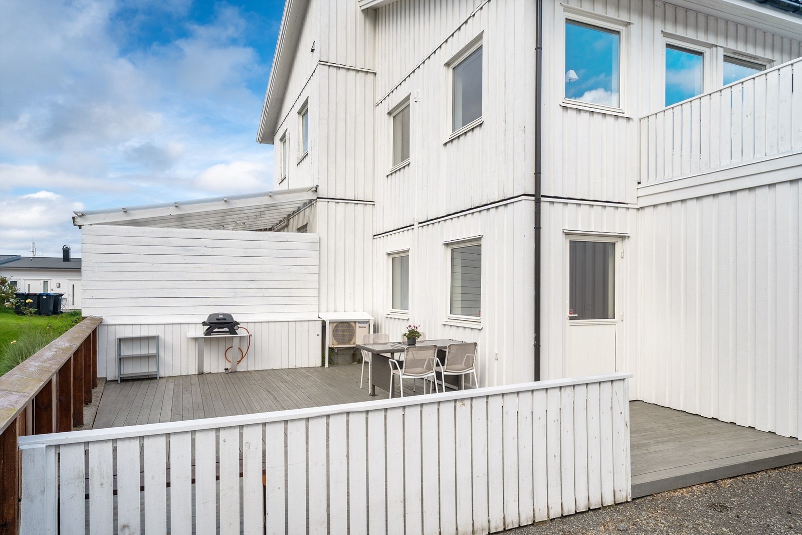 Utgang fra hovedsoverom til sørvendt terrasse med gode solforhold Galleribilde