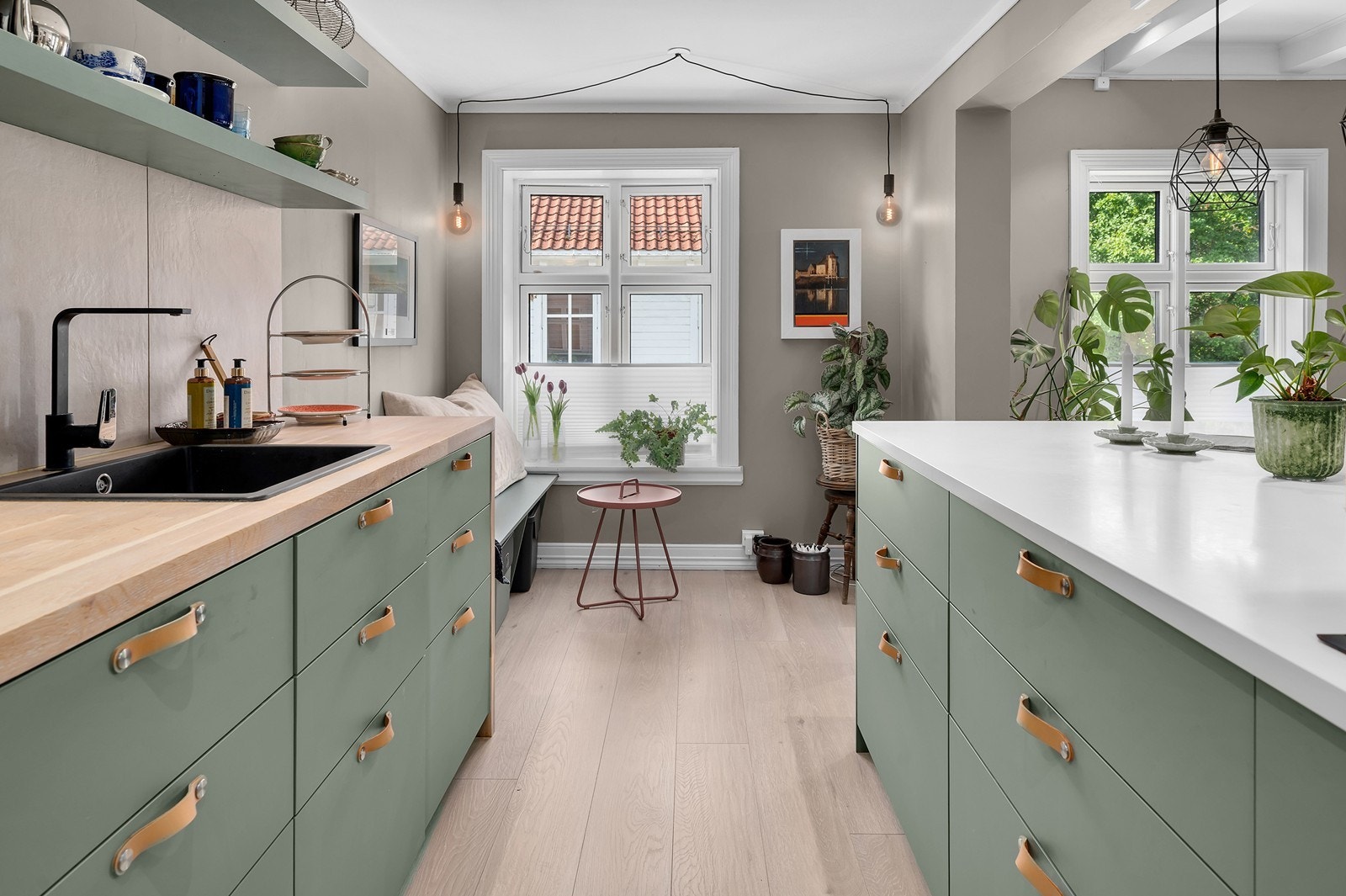 Kjøkkenet er oppgradert med IKEA kjøkkeninnredning med glatte fronter Galleribilde